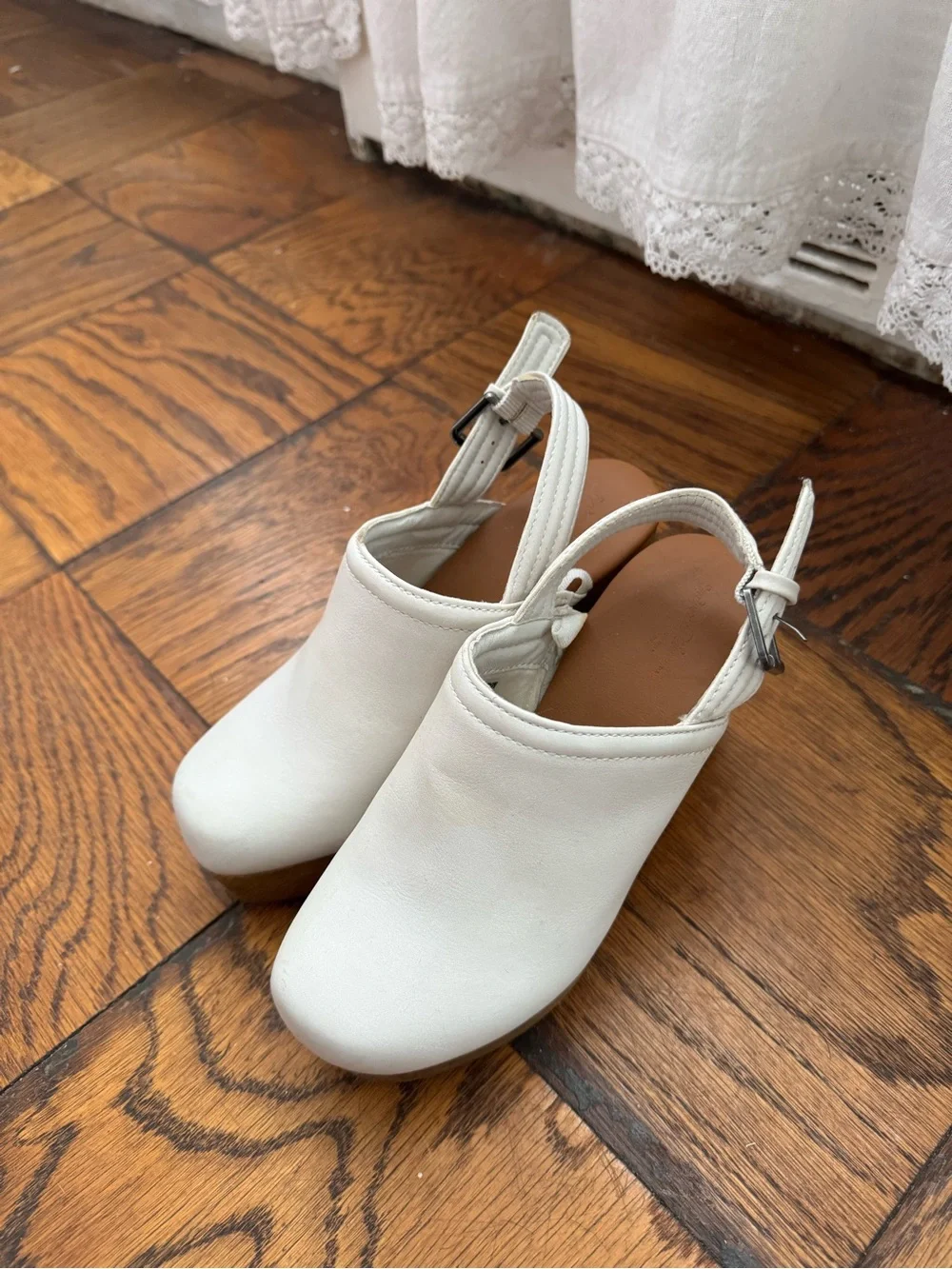 Universal Thread White Slingback Platform Clogs with Tan Wood-Look Heel, size 5